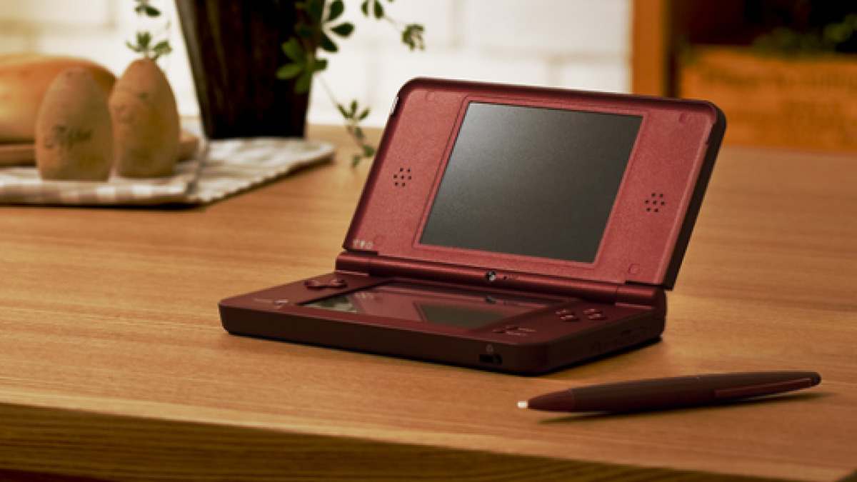 Nintendo DSi LL upgrades to larger screens and stylus